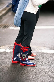 1110-dont-rainboots_li