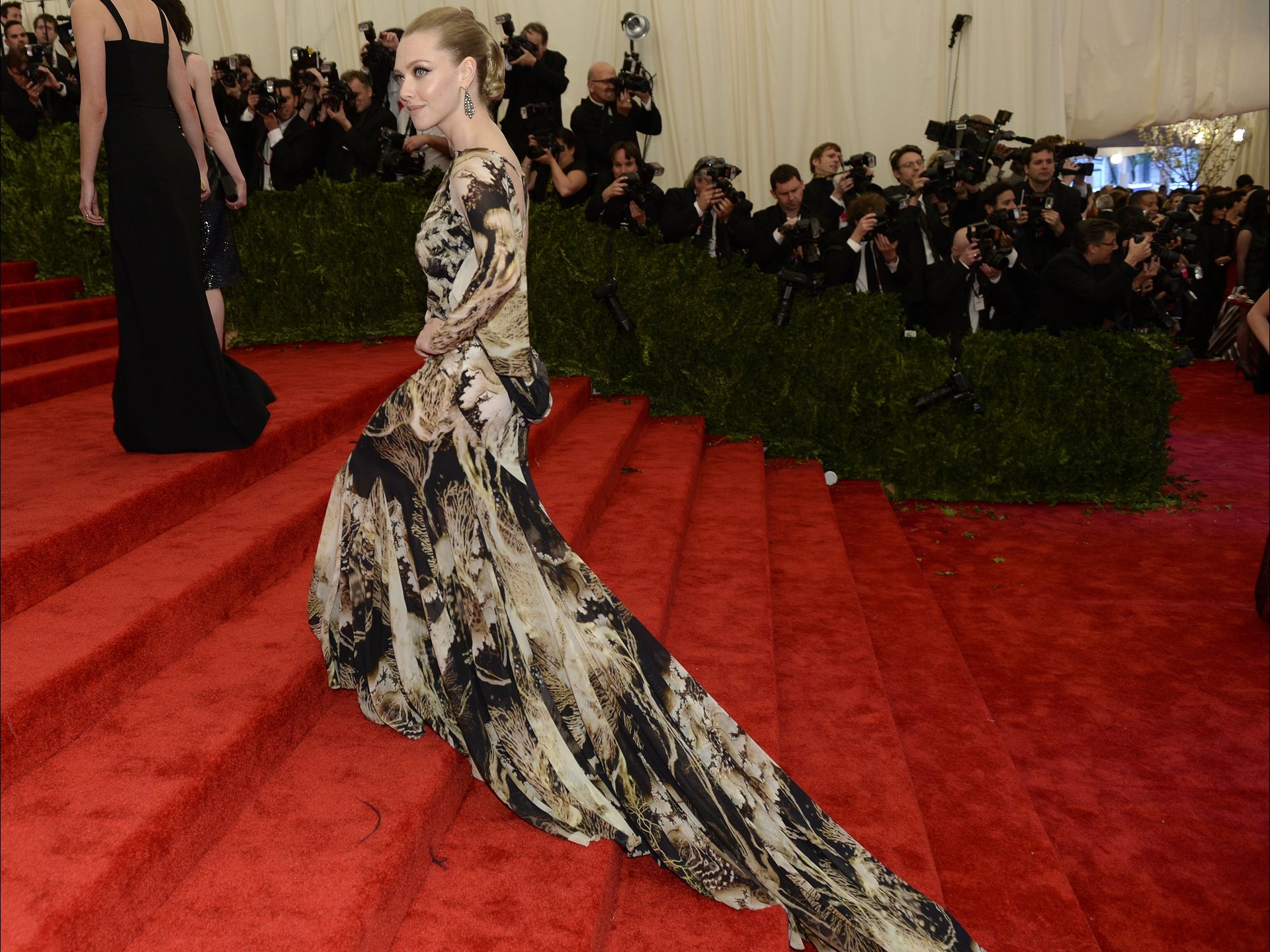amanda-seyfried-givenchy