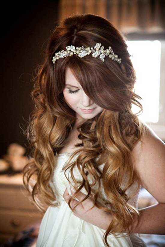 cute-loose-curly-light-brown-hairstyle