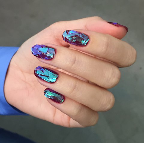 glass-nails-korea-00-holding