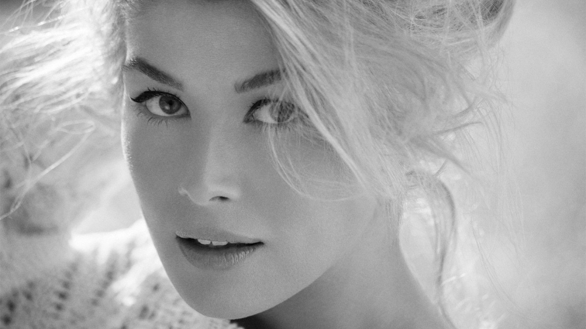 rosamund-pike-cute-beauty-english-actress-wallpaper-images-background-1n53ic