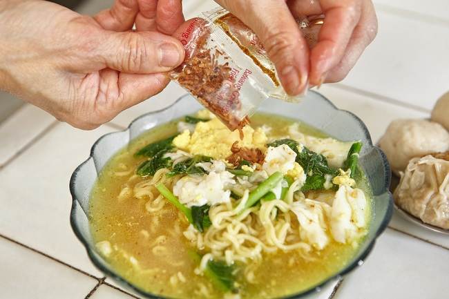 Mie-Instan-atau-Nasi-Mana-yang-Lebih-Cepat-Membuat-Gemuk-alodokter