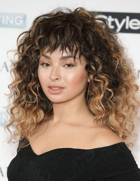 curly-hair-with-bangs-look