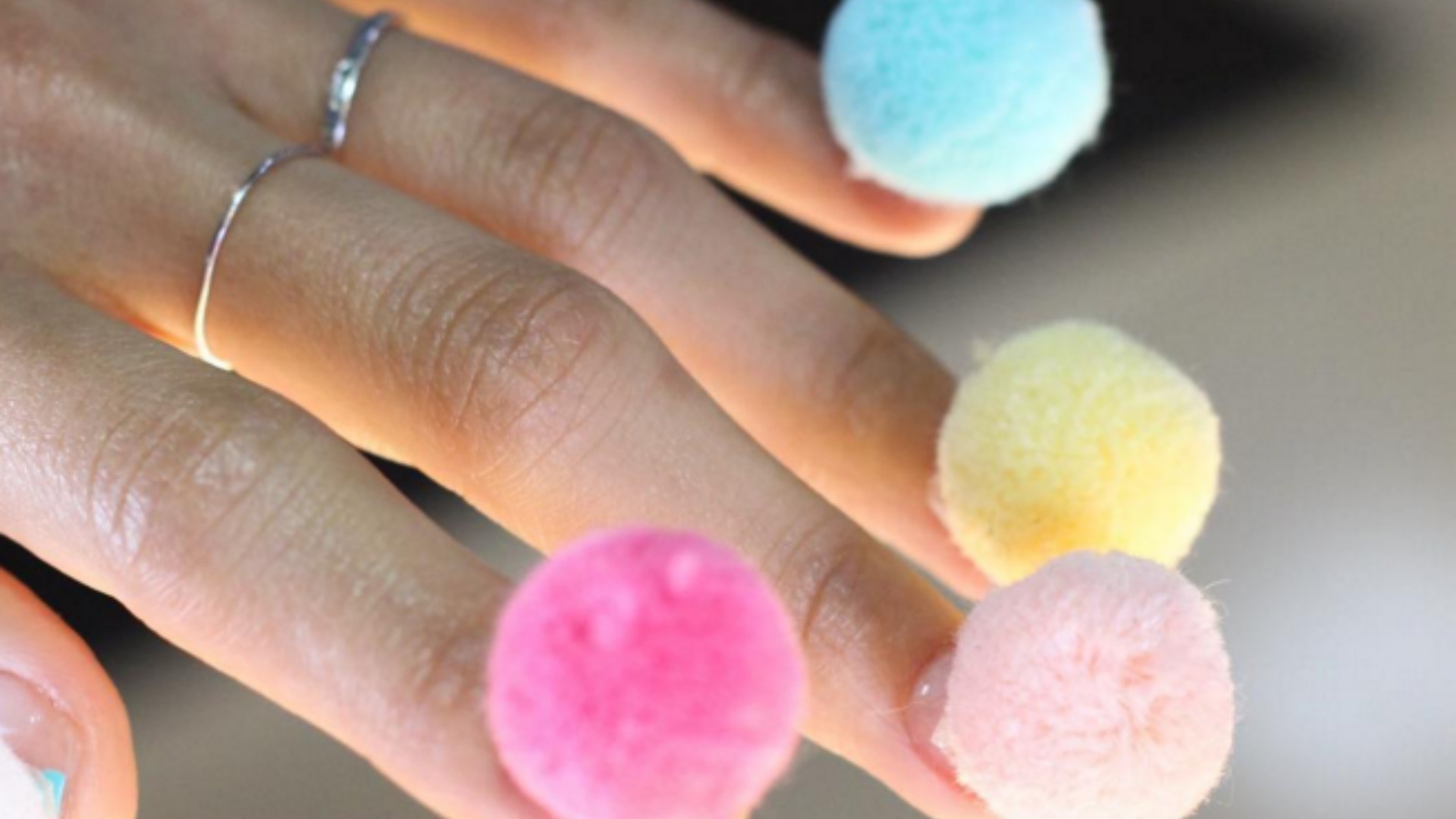pom-pom-nail-trend