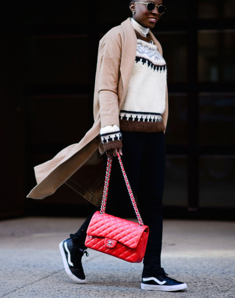 styling-tricks-for-every-woman-bag-pop-of-color