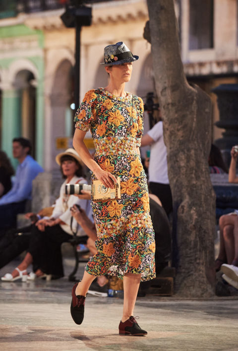gallery-1462370497-06-cruise-2016-17-collection-show-pictures-by-olivier-saillant-look-48