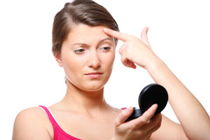woman_checking_face