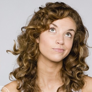 8 Cara unik ini bisa bikin rambutmu keriting alami lho, berani coba?
