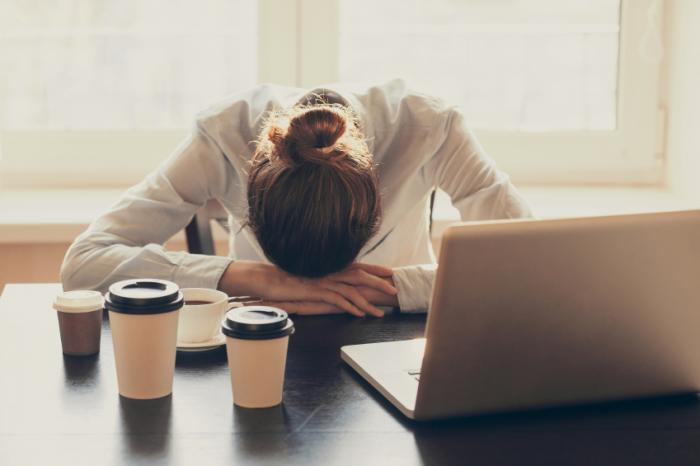 hipwee-sleepy-office-worker-at-desk-with-multiple-coffees